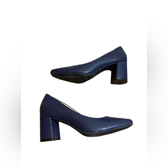 Naturalizer Navy Blue Heels - Picture 3 of 5